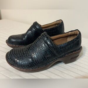 BOC Born Concept Clogs Womens 7M Slip On Comfort Shoes Blue Croc Print
